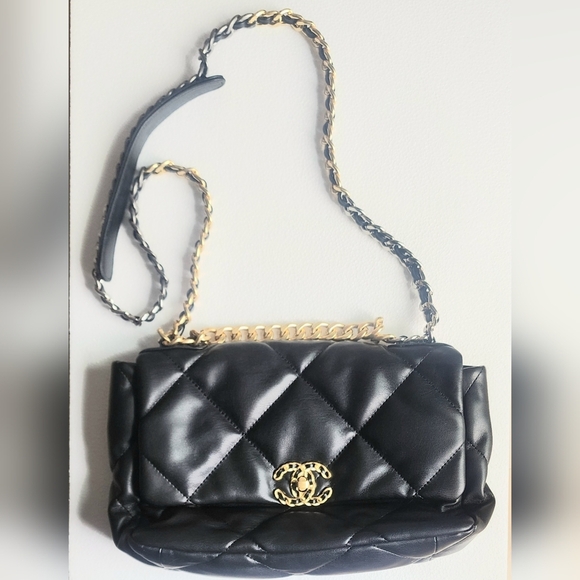 Chanel Black Quilted Leather Shoulder Bag With Cert Of Auth - Picture 1 of 8